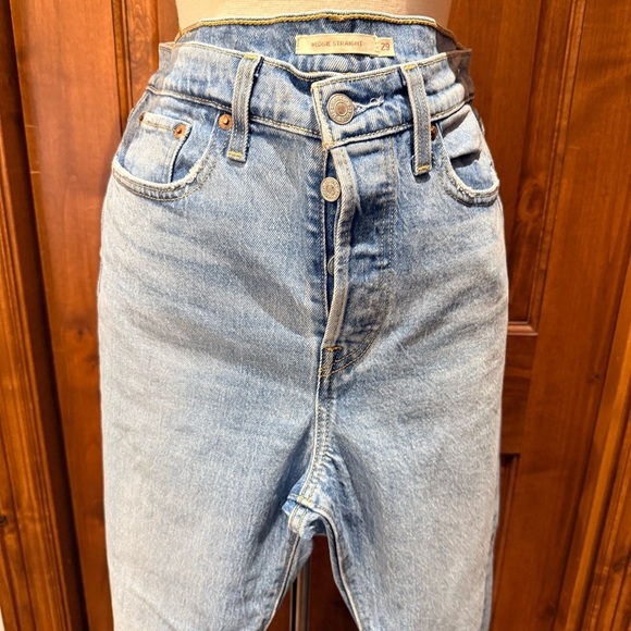💋Levi's Wedgie Light Blue Straight Leg frayed hem Women's Jeans size 29 - Picture 2 of 9